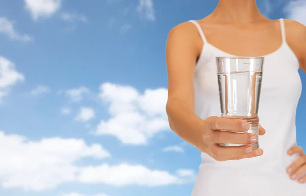 Mulher mão segurando vidro de água — Fotografia de Stock