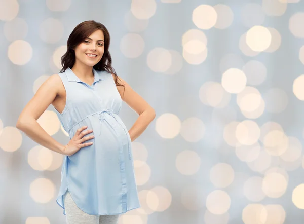 Feliz embarazada tocando su gran vientre —  Fotos de Stock