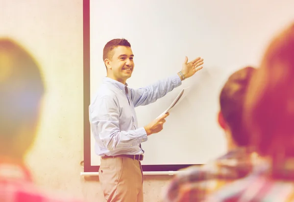 Groupe d'étudiants et professeur souriant avec bloc-notes — Photo