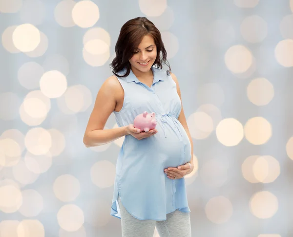 Glad gravid kvinna med piggybank — Stockfoto