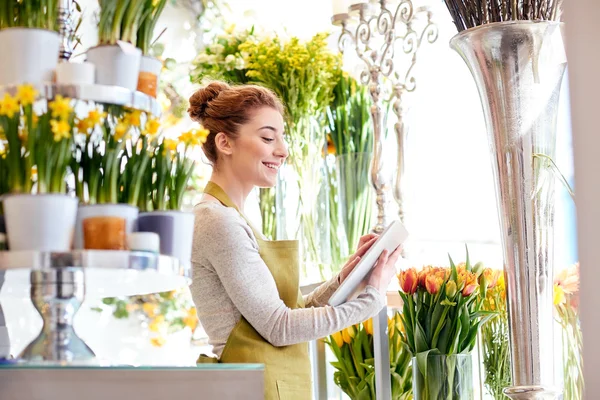 Kobieta z komputerem pc tablet w kwiaciarni — Zdjęcie stockowe