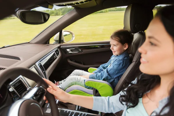 Donna felice con bambina che guida in auto — Foto Stock