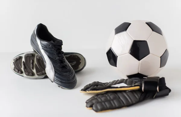 Brankářské rukavice, míče, fotbalové boty zblízka — Stock fotografie
