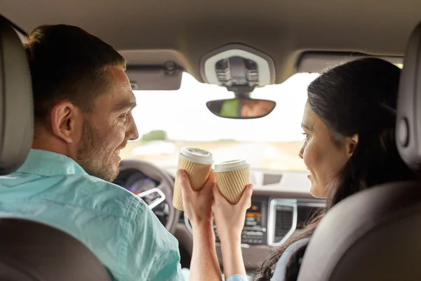 Felice uomo e donna che guidano in auto con caffè — Foto Stock