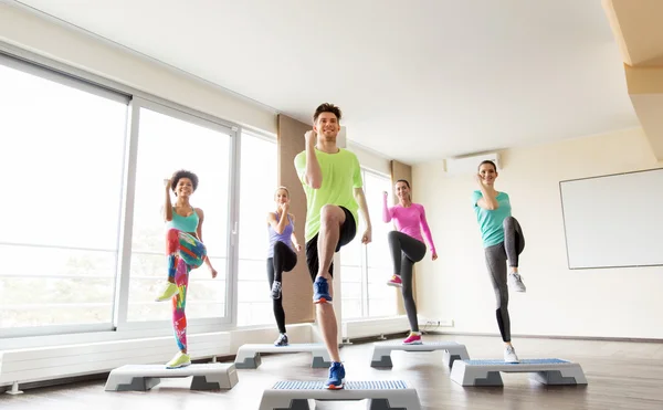 一群人在健身房的跑步机上锻炼 — 图库照片