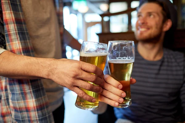 Glückliche männliche Freunde, die Bier in der Bar oder Kneipe trinken — Stockfoto