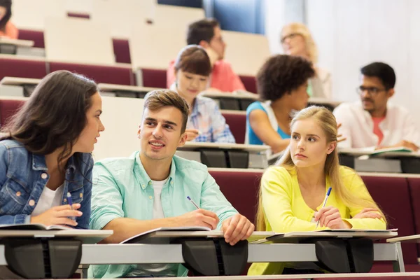 Groep studenten met schriften in collegezaal — Stockfoto