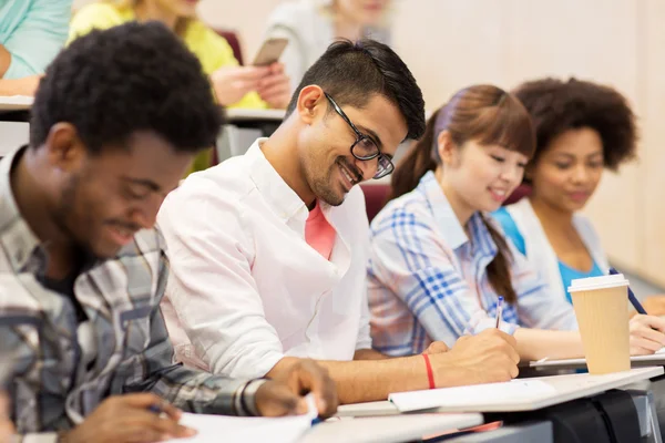 Grupo de estudiantes internacionales con en conferencia — Foto de Stock