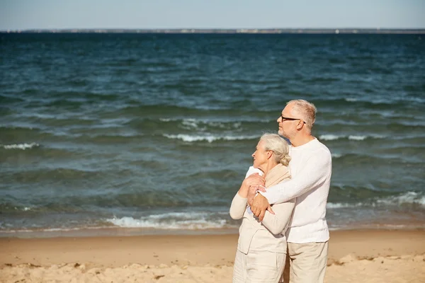Glückliches Senioren-Paar umarmt sich am Sommerstrand — Stockfoto