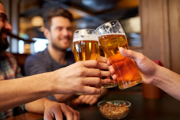 Happy mannelijke vrienden drinken bier bij bar of pub — Stockfoto