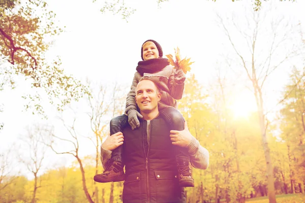 Famiglia felice divertirsi nel parco autunnale — Foto Stock