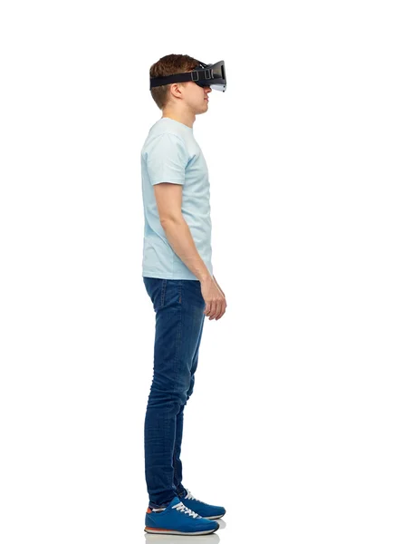 Homem feliz no fone de ouvido realidade virtual ou óculos 3d — Fotografia de Stock