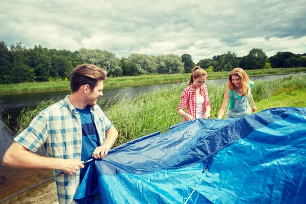 야외에서 텐트를 설정 하는 웃는 친구의 그룹 — 스톡 사진