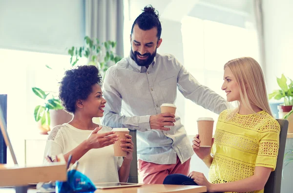 Lyckliga kreativa team dricka kaffe i office — Stockfoto