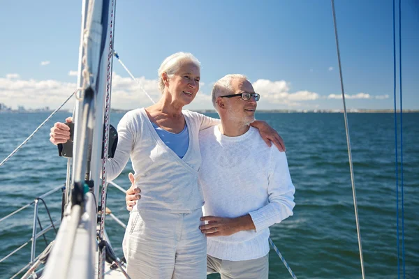 Пожилая пара, обнимающаяся на паруснике или яхте в море — стоковое фото