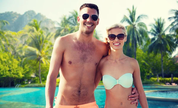 Casal feliz em roupa de banho abraçando o resort do hotel — Fotografia de Stock