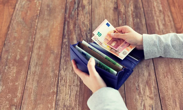 Close up de mãos de mulher com carteira e dinheiro do euro — Fotografia de Stock