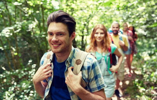 Grupo de amigos sonrientes con mochilas senderismo — Foto de Stock