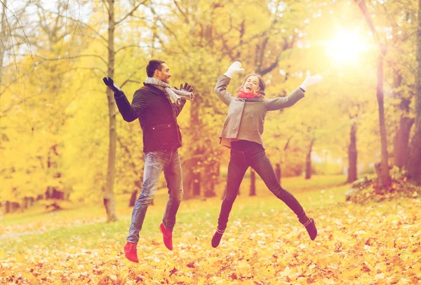 Sorrindo casal se divertindo no parque de outono — Fotografia de Stock