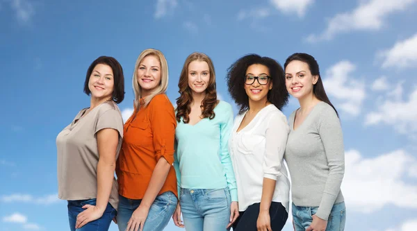 Grupp glada olika kvinnor i casual kläder — Stockfoto
