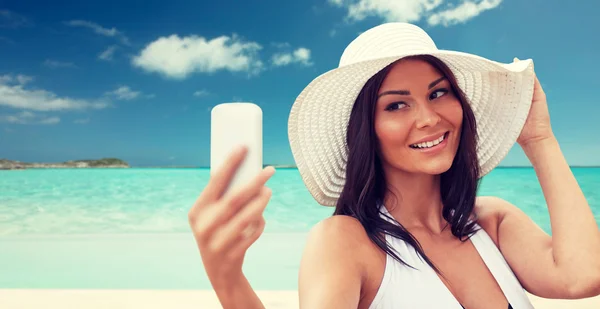 Młoda kobieta robi selfie ze smartfonem — Zdjęcie stockowe
