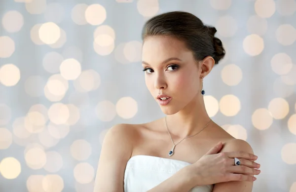 Bella donna con orecchino, anello e ciondolo — Foto Stock