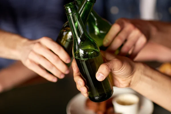 Close up de amigos bebendo cerveja no bar ou pub — Fotografia de Stock