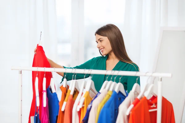 Gelukkige vrouw kiezen kleding thuis kledingkast — Stockfoto