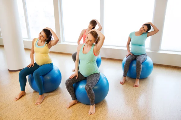 Onnellinen raskaana olevat naiset käyttävät fitball kuntosalilla — kuvapankkivalokuva