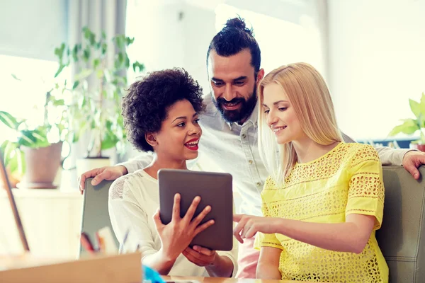 Glückliches Kreativteam mit Tablet-PC im Büro — Stockfoto