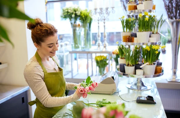 Fiorista sorridente donna che fa mazzo al negozio di fiori — Foto Stock