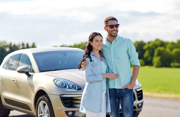 Homem feliz e mulher abraçando no carro — Fotografia de Stock