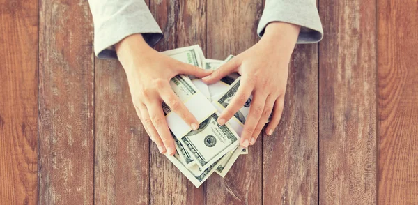 Close-up van de vrouw handen tellen ons dollar geld — Stockfoto