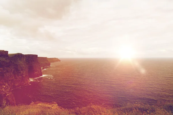 Moher ve Atlantik Okyanusu İrlanda kayalıklarla — Stok fotoğraf