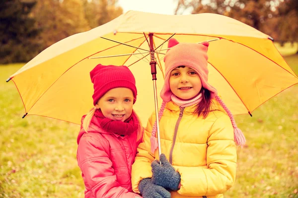 Meninas felizes com guarda-chuva no parque de outono — Fotografia de Stock