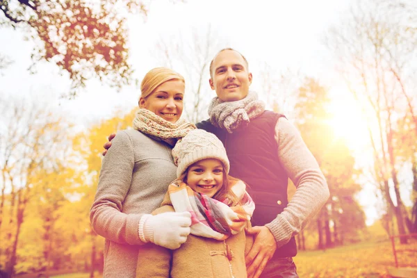 Familia feliz en el parque de otoño — Foto de Stock