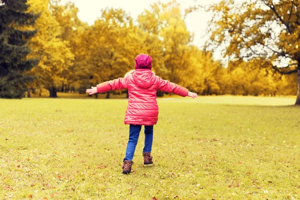 Gelukkig meisje plezier in herfst park — Stockfoto