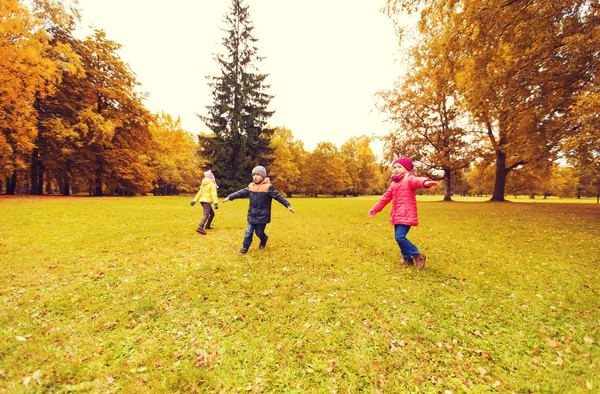 Niños pequeños y felices corriendo y jugando al aire libre — Foto de Stock