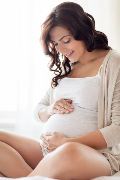 Close up van gelukkig zwangere vrouw thuis — Stockfoto