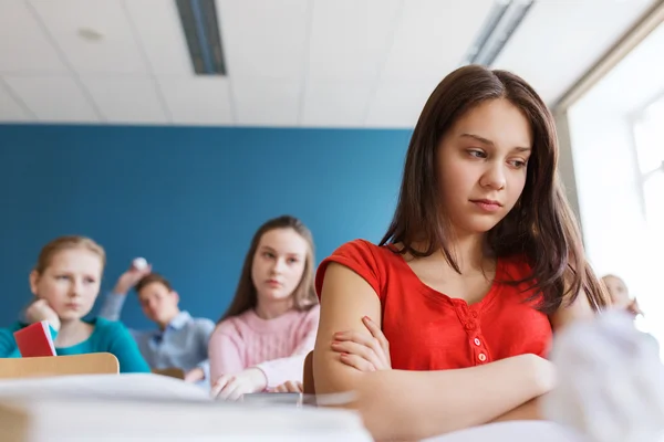 Schüler tratschen in der Schule hinter Klassenkameraden — Stockfoto