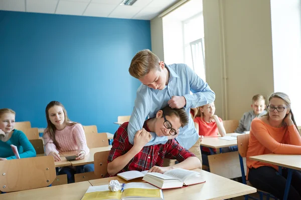 Student pojke lider av klasskamrat gyckel — Stockfoto