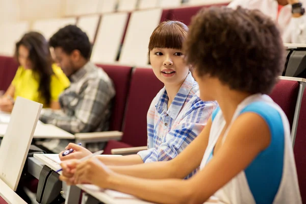 Grupo de estudiantes hablando en la sala de conferencias — Foto de Stock