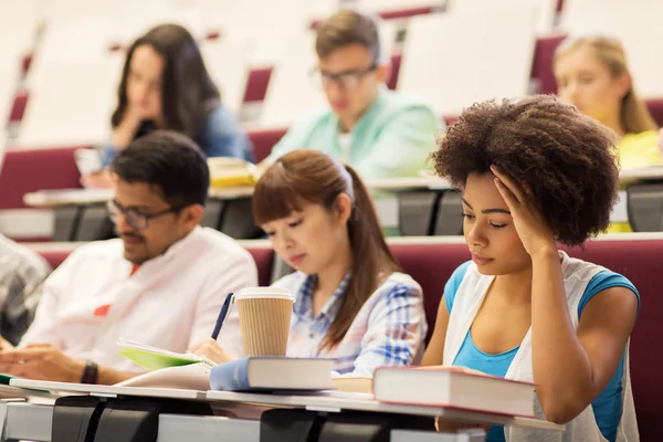 Grupo de estudiantes con la escritura de café en la conferencia —  Fotos de Stock