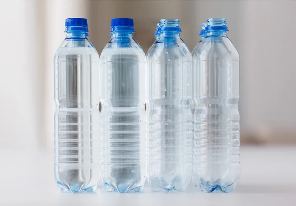 Närbild på flaskor med dricksvatten på bord — Stockfoto