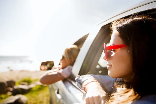 Ευτυχισμένος έφηβες ή γυναίκες σε αυτοκίνητο στην παραθαλάσσια — Φωτογραφία Αρχείου