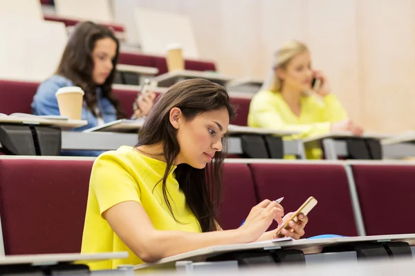 Meninas estudante com smartphones em palestra — Fotografia de Stock