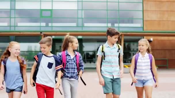 Groep van gelukkig basisschool leerlingen lopen — Stockvideo