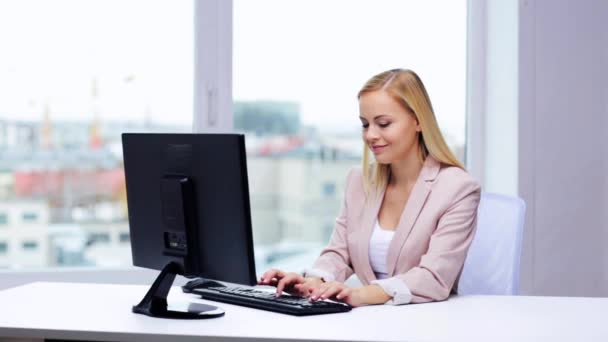 Mladá podnikatelka s počítačem psaní v kanceláři — Stock video