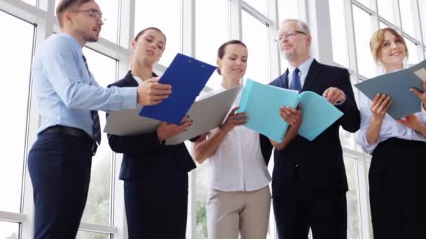 Obchodní tým se složkami schůzky v kanceláři 24 — Stock video