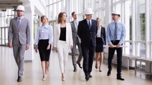 Team aziendale in casco con cianografia in ufficio 60 — Video Stock